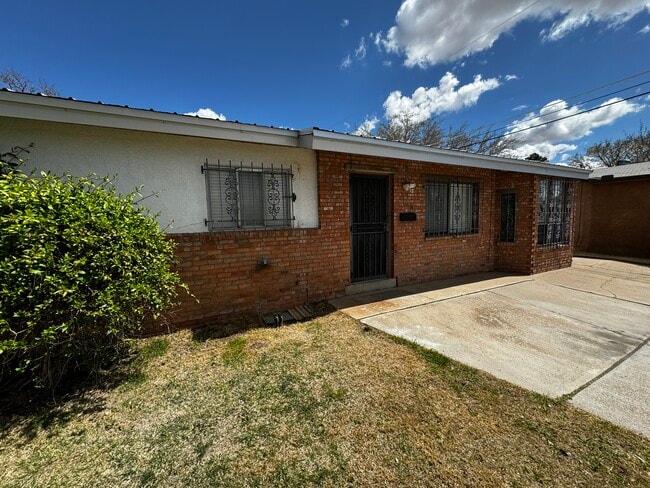 Building Photo - 908 Faye Pl NE