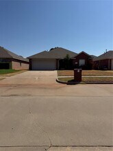 Building Photo - 400 S Castle Ridge Ln