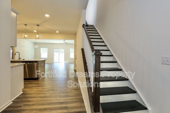 Building Photo - 5 Saltford Ln