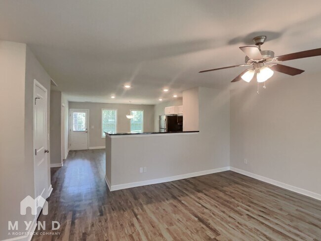 Building Photo - 782 Skyland Dr