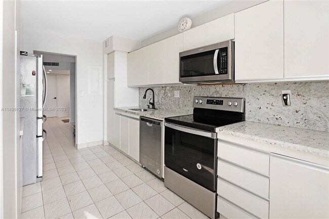 Foto del edificio - 18151 NE 31st Ct