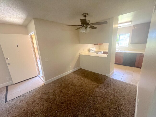Foto del edificio - 390 N San Antonio Ave