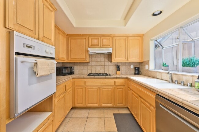 Building Photo - 9-MONTH FURNISHED WINTER RENTAL MID SEPT 2026 THROUGH MID JUNE 2027 **3-car parking**