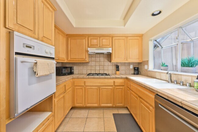 Foto del edificio - 9-MONTH FURNISHED WINTER RENTAL MID SEPT 2026 THROUGH MID JUNE 2027 **3-car parking**