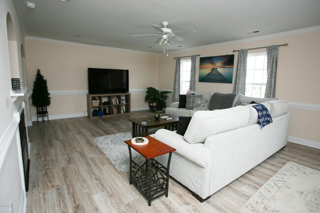 Building Photo - 301 S Square Dr