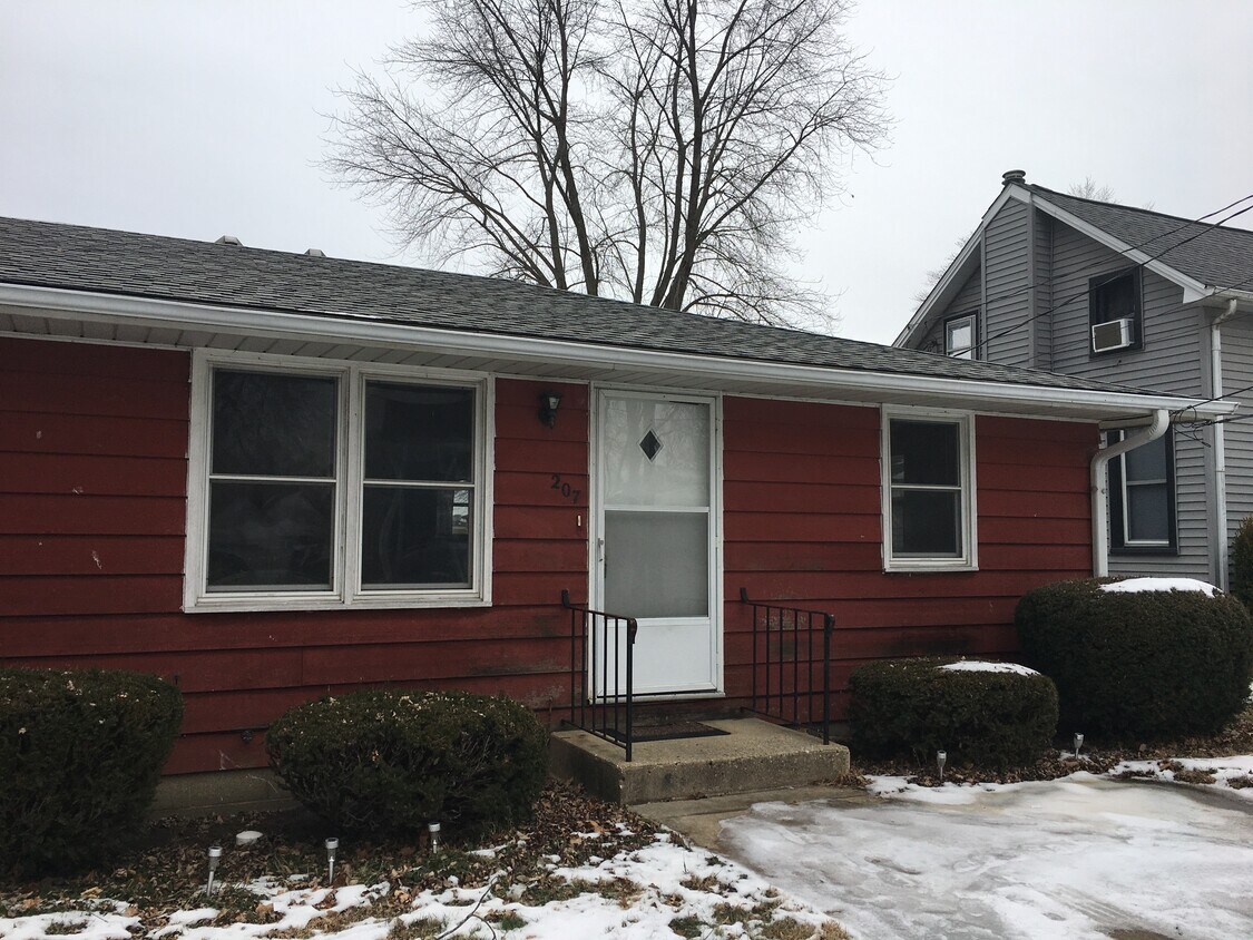 Primary Photo - 207 E Elm St