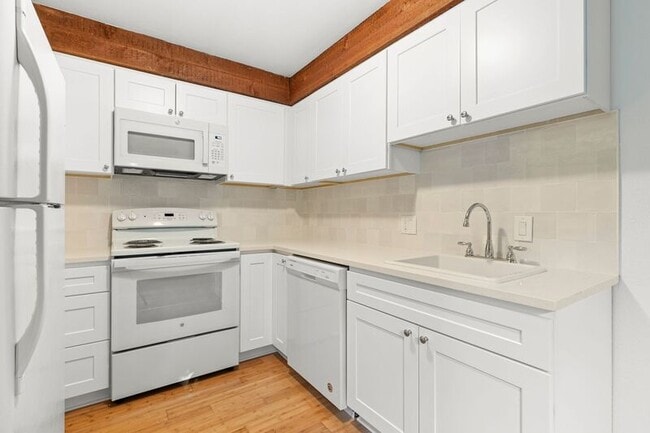 Building Photo - 6780 SW Canyon Terrace