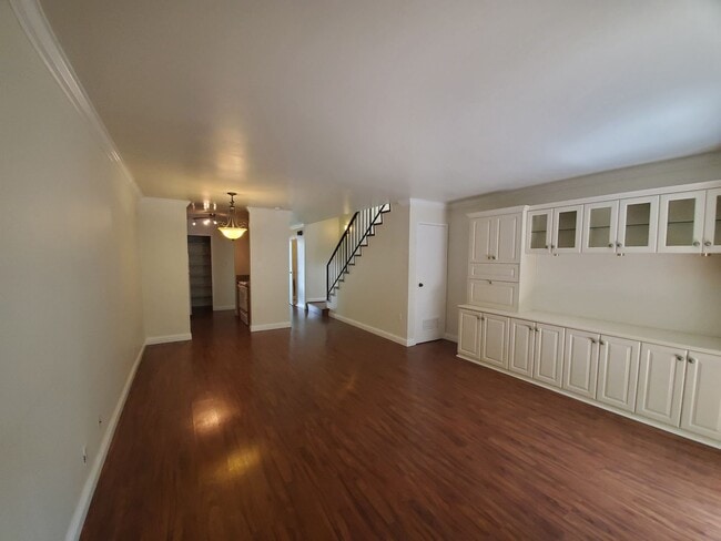 Building Photo - Pet friendly Woodlake townhouse