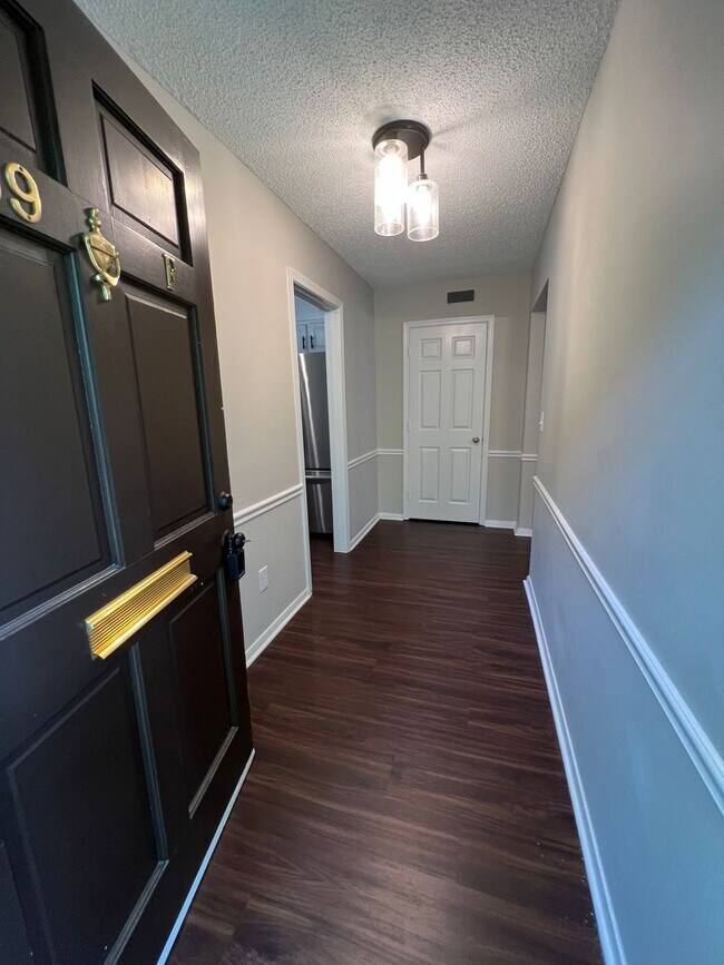 Building Photo - 3959 Valley Court Unit F