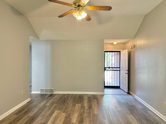 Building Photo - 1090 Cambrain Dr