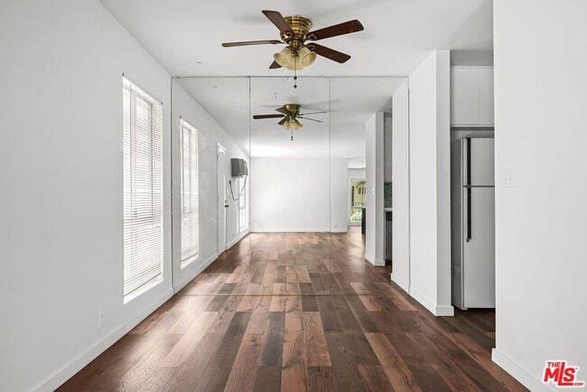 Foto del edificio - 837 N W Knoll Dr