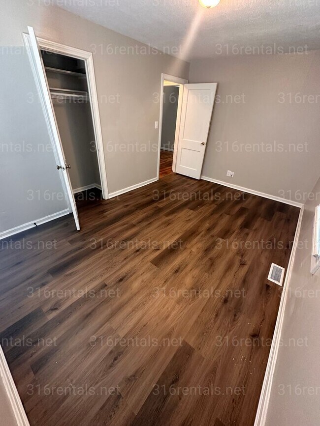 Building Photo - $950 - 2 bedroom / 1 bathroom home with a bonus loft!