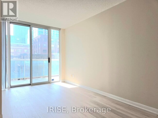 Building Photo - 323 Richmond St E