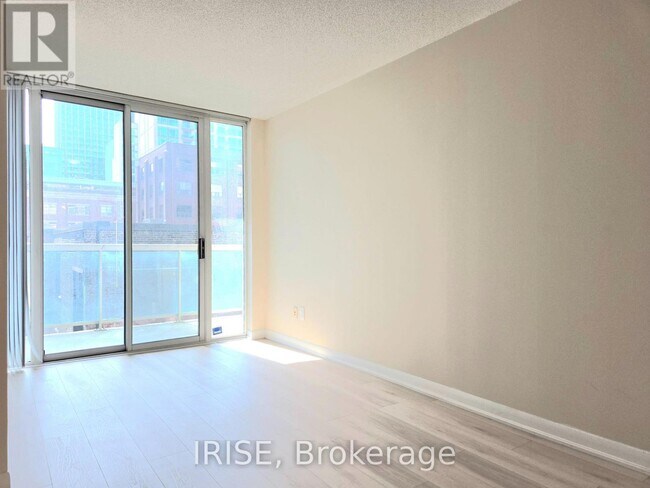 Photo du bâtiment - 323 Richmond St E