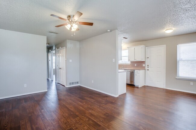 Building Photo - Updated 2/1/1