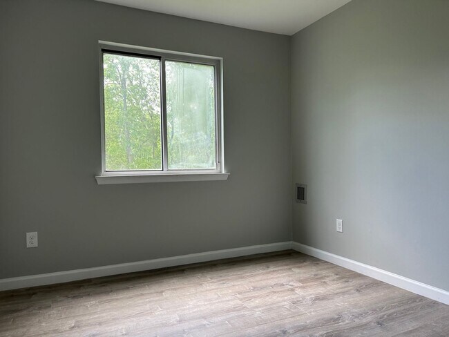 Building Photo - Recently Renovated 2 Bedroom 1 Bath Condo!...