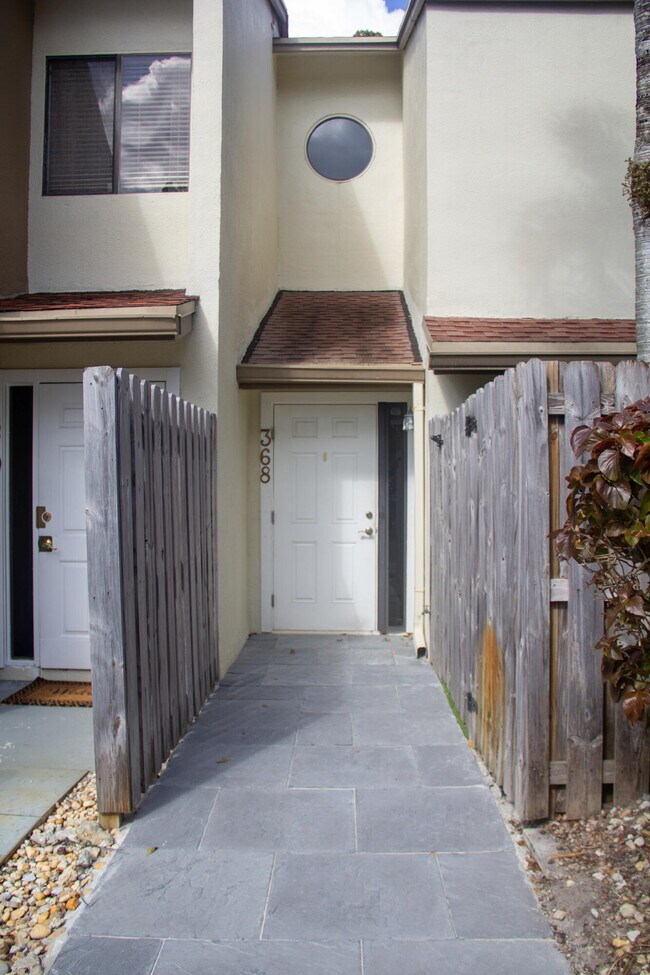 Building Photo - 368 City View Dr