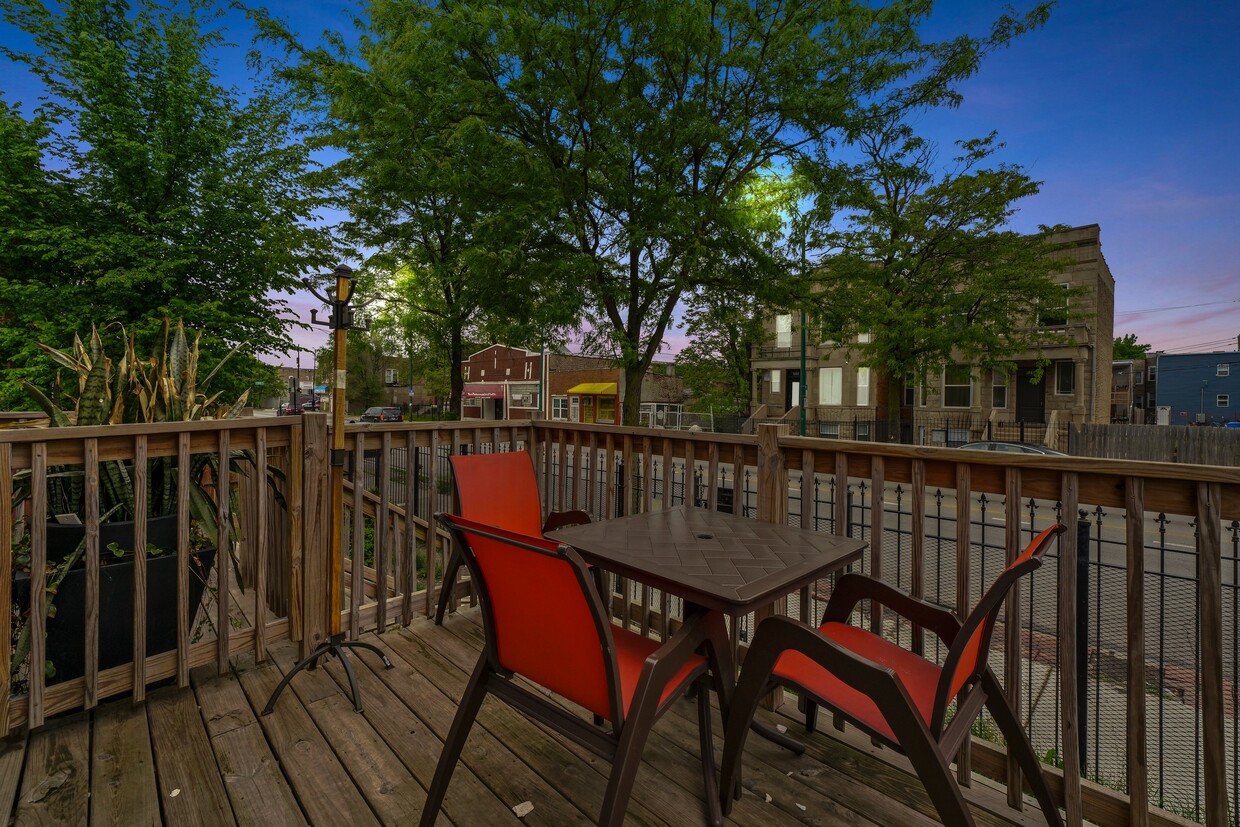 Front Patio - 520 N Kedzie Ave