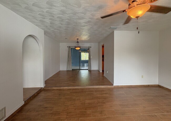 Building Photo - Spacious Florida Home Available Now!