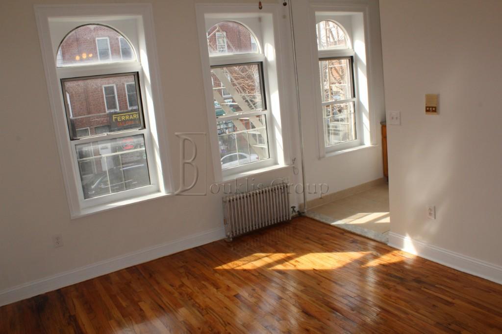 357 Ditmars Blvd Unit 2R, NewYorkCity, NY 11101 Room for Rent in