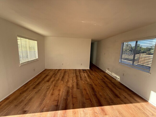 Foto del edificio - 2 bed, 1 bath home on 13,064 sq ft lot!