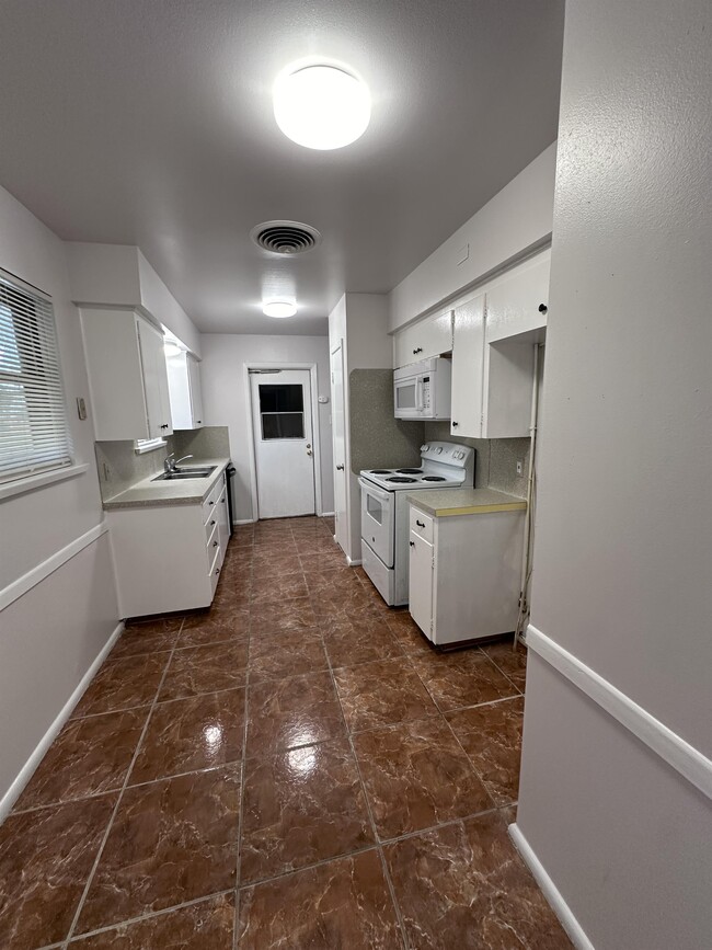 Building Photo - 4926 Calvin Dr