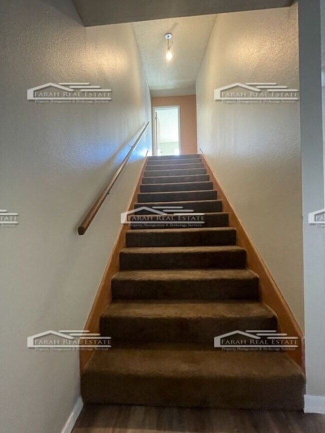 Building Photo - Lake Front 5 bed 3 bath Home! Available Now!