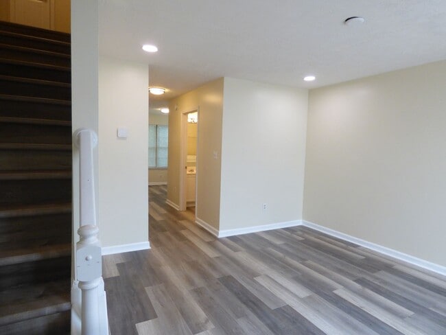 Foto del edificio - Beautiful Townhouse! All Electric, Washer/...