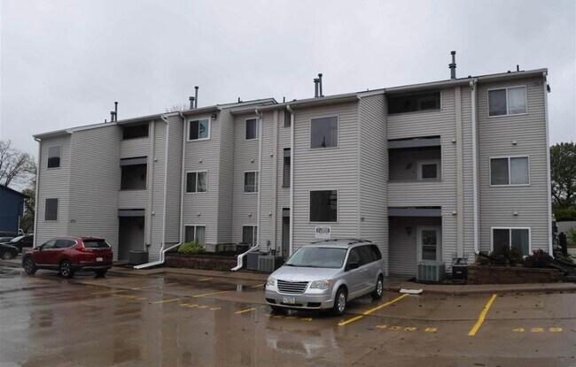 Building Photo - 425 6th Ave