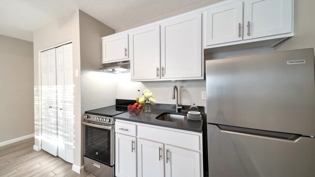 Building Photo - Park Vista Apartments - 2497 N. Park Ave, ...