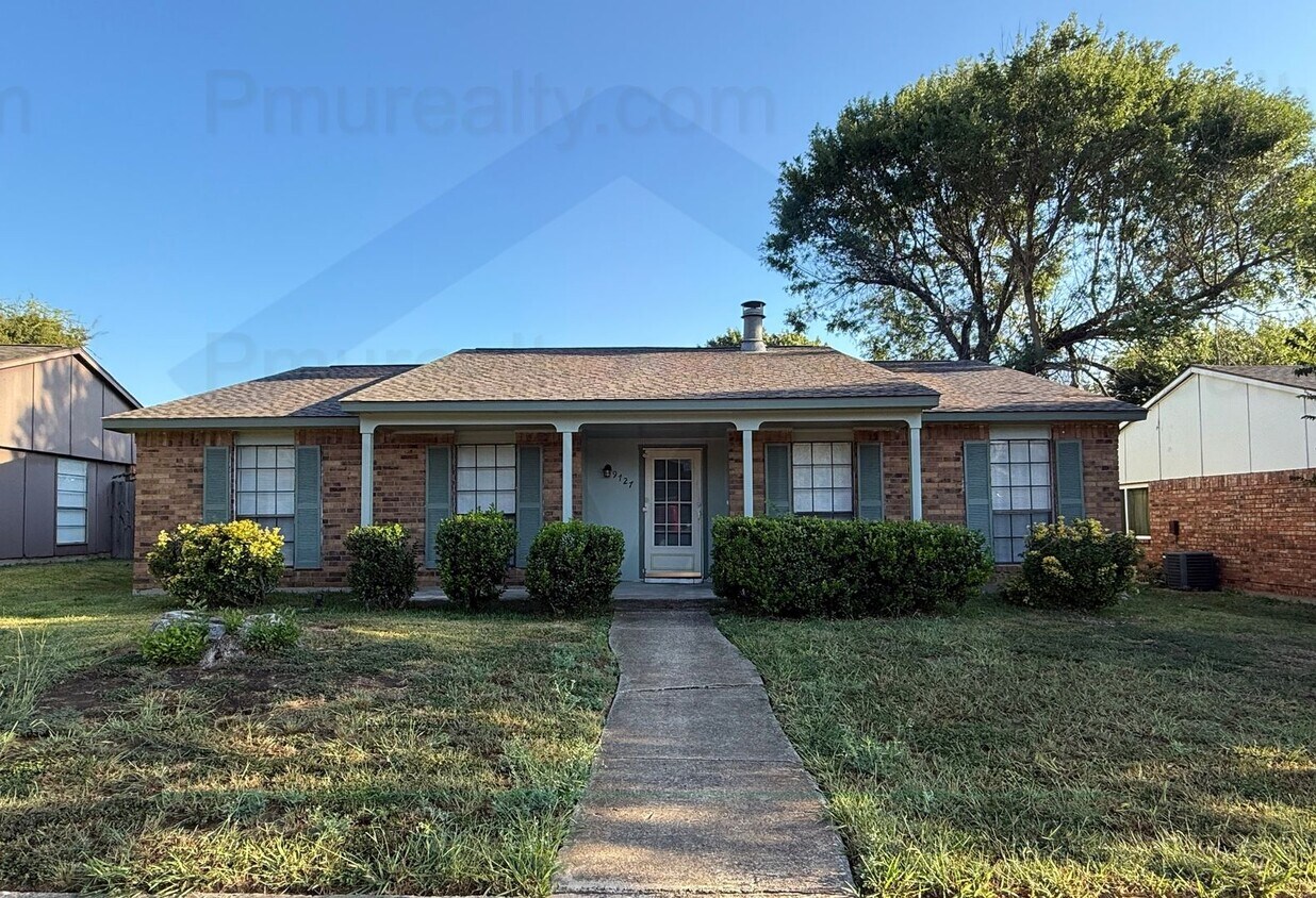 Foto principal - AVAILABLE NOW!!! Charming and spacious 3 bedrooms and 2 full bathrooms house in Dallas
