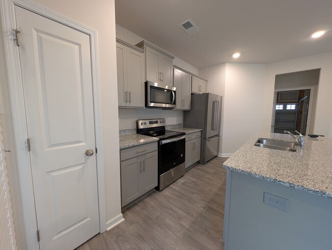 Foto del edificio - Lovely End Unit Townhome located in the Trinity Village community!