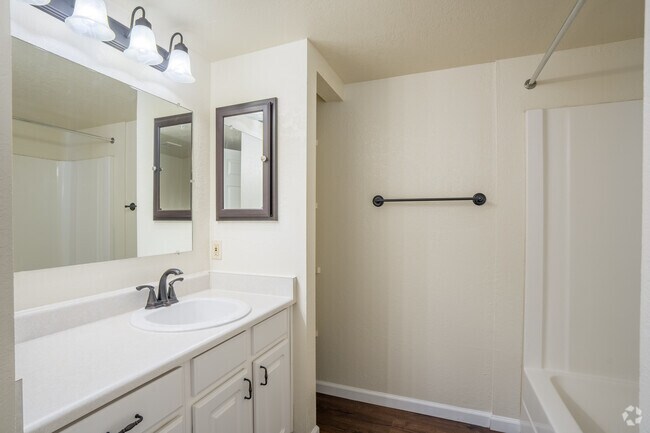 1BR,1BA - 704SF - Baño - Cameron Park