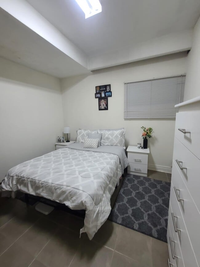 Building Photo - Spacious 1 Bedroom Apartment for rent  Bathurst- Lawrence