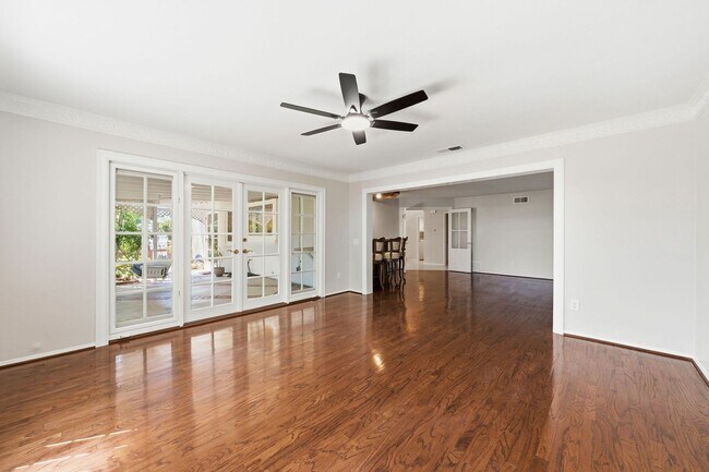 Building Photo - Stunning East Lake Home!