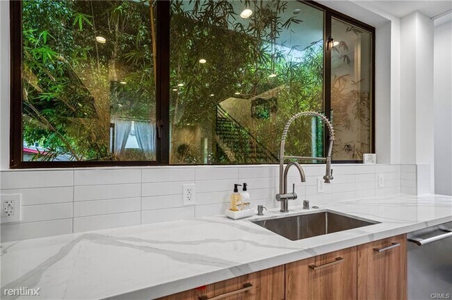 Foto del edificio - 3 br, 2.5 bath House - 1447 N Martel Ave