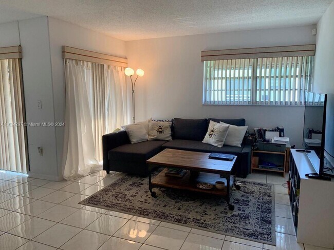 Foto del edificio - 11061 NW 7th St