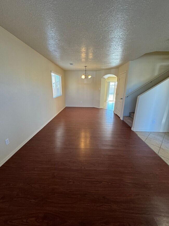 Foto del edificio - Stunning 5 Bedroom 2 Story Home. Now Avail...