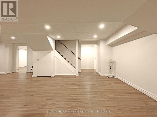 Building Photo - 10 Whitehorn Crescent