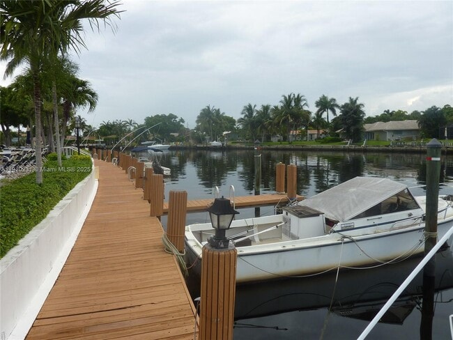 Foto del edificio - 180 Cypress Club Dr