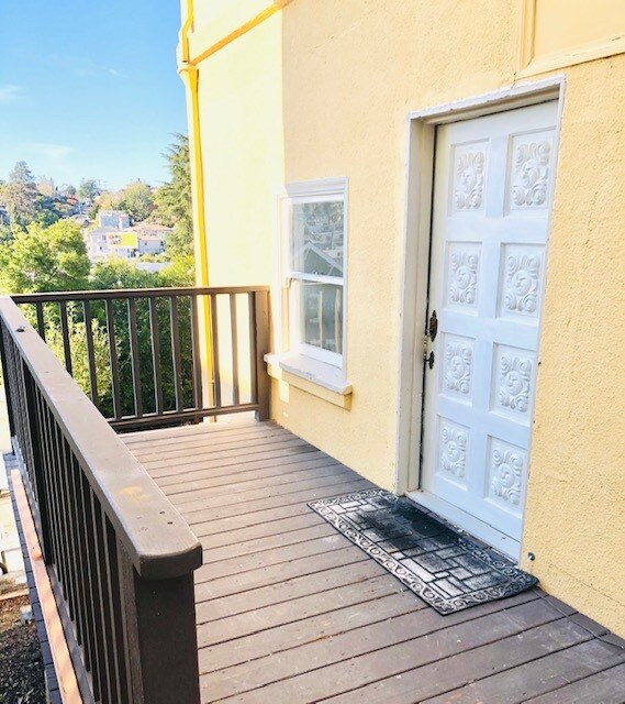 ADU with private entrance and deck - 755 Warfield Ave