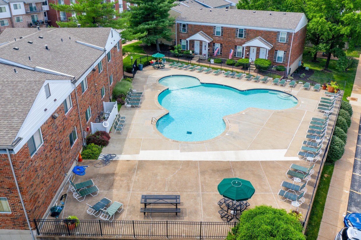 PISCINA - Marlborough Trails Apartments