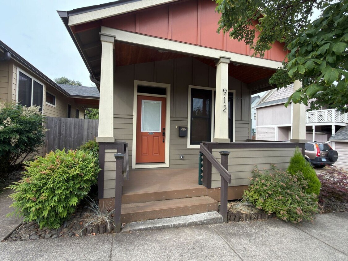 Primary Photo - Gorgeous Cottage in Oregon City~ Hardwood Floors~ Private Back Area~ Washer/Dryer~ A/C