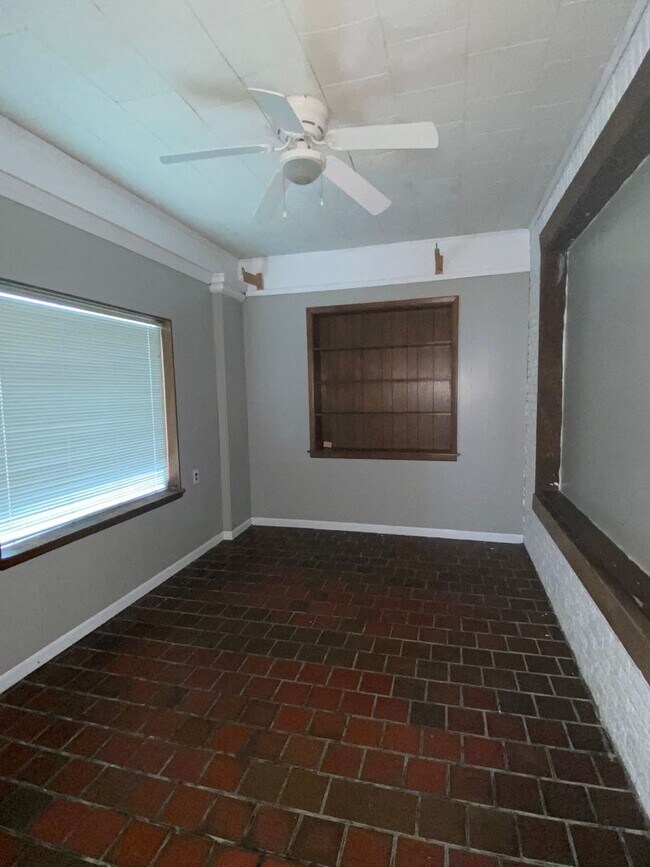 Building Photo - 4 bedroom 2.5 bath house with bonus room