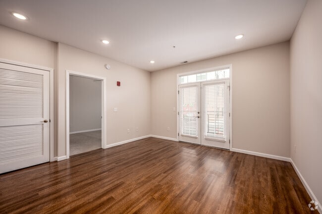 1BR, 1BA - 652SF - Living room - Park South