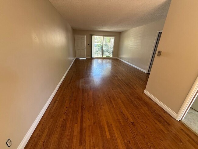 Foto del edificio - SECLUDED CONDO IN BELMONT HEIGHTS--CARROLL...