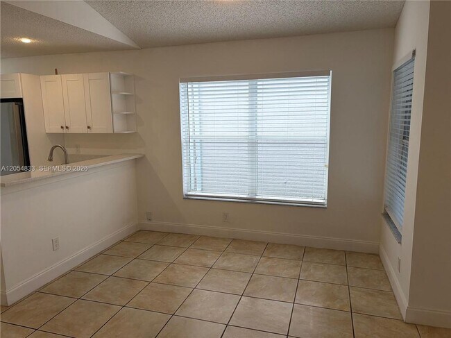 Foto del edificio - 9020 Lake Park Cir N