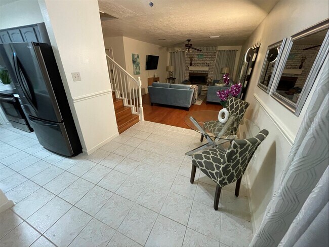 Building Photo - 1323 River Rock Dr