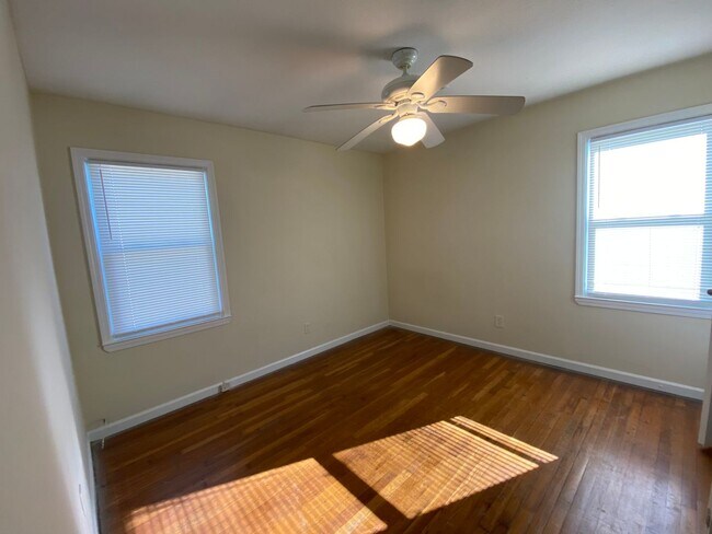 Foto del edificio - 5933-5933 Peco Ln
