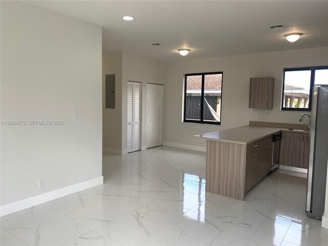 Foto del edificio - 211 NW 7th Ct
